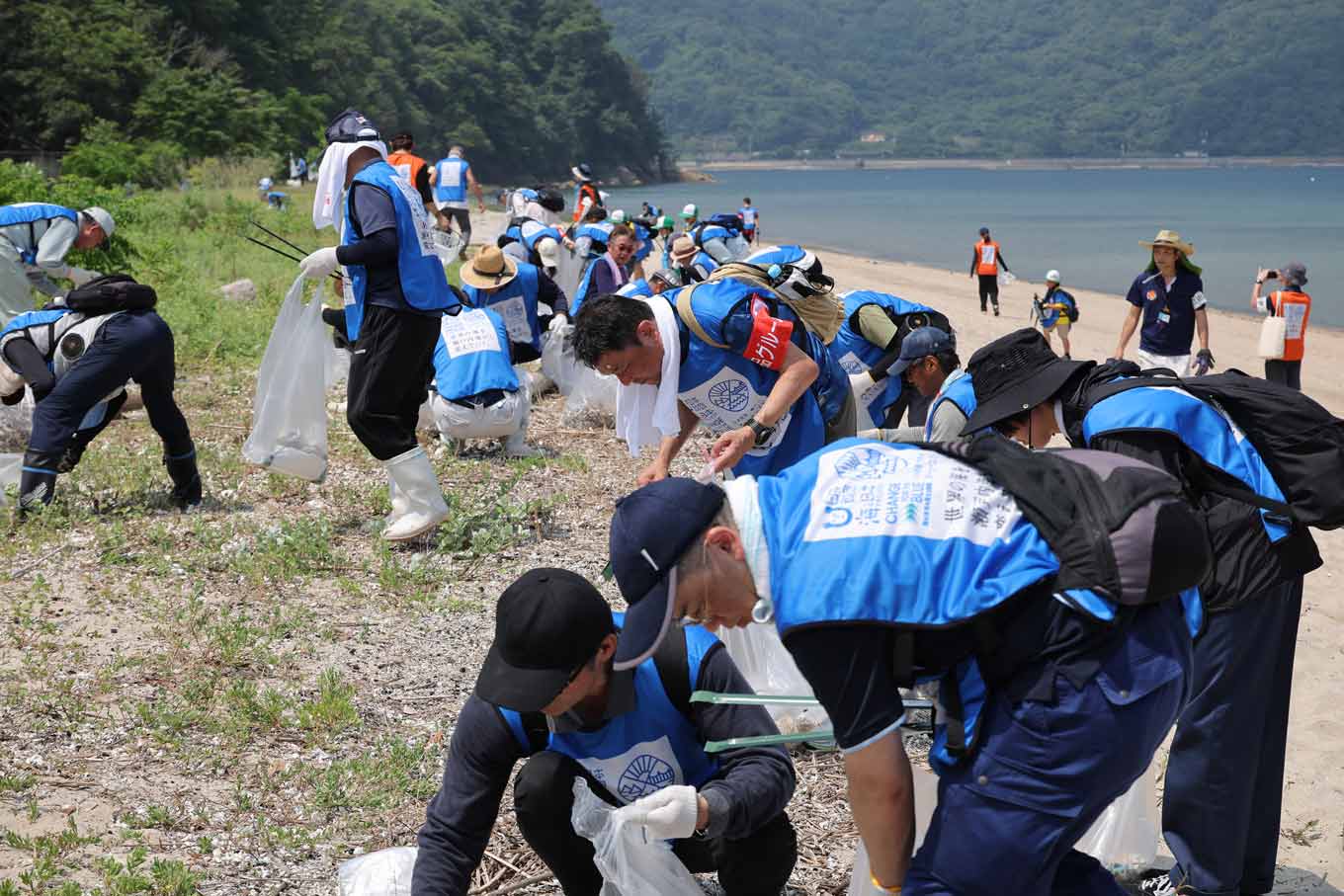 Photo of the cleanup at Arajiro Kaigan (Etajima City, Hiroshima Prefecture)