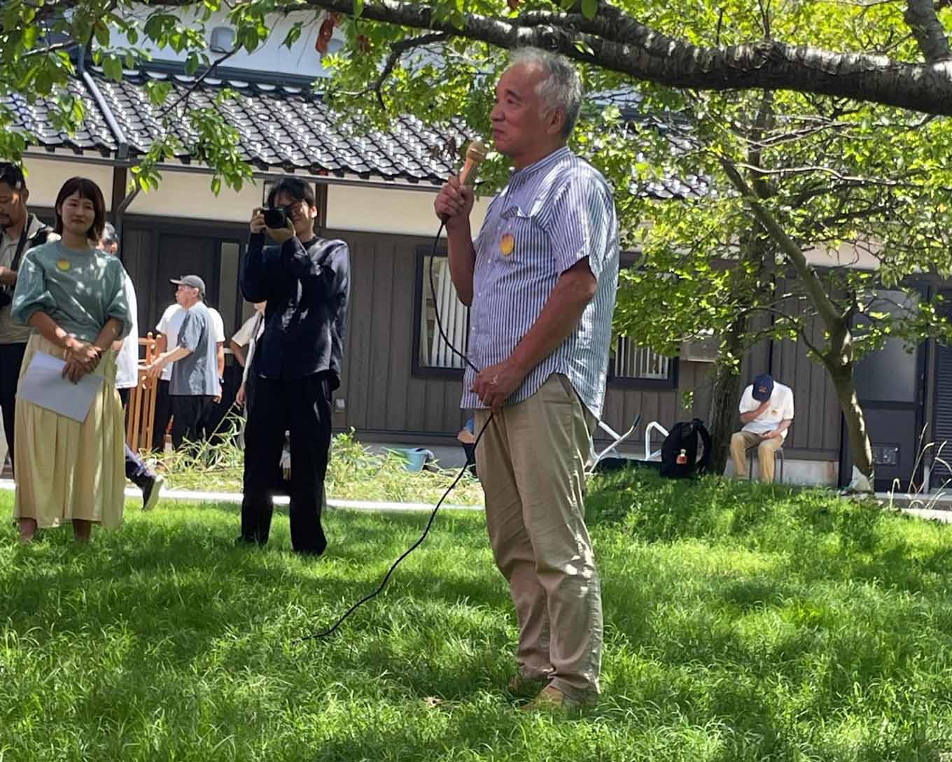 Photo of Toshio Itoya speaking to the attendees