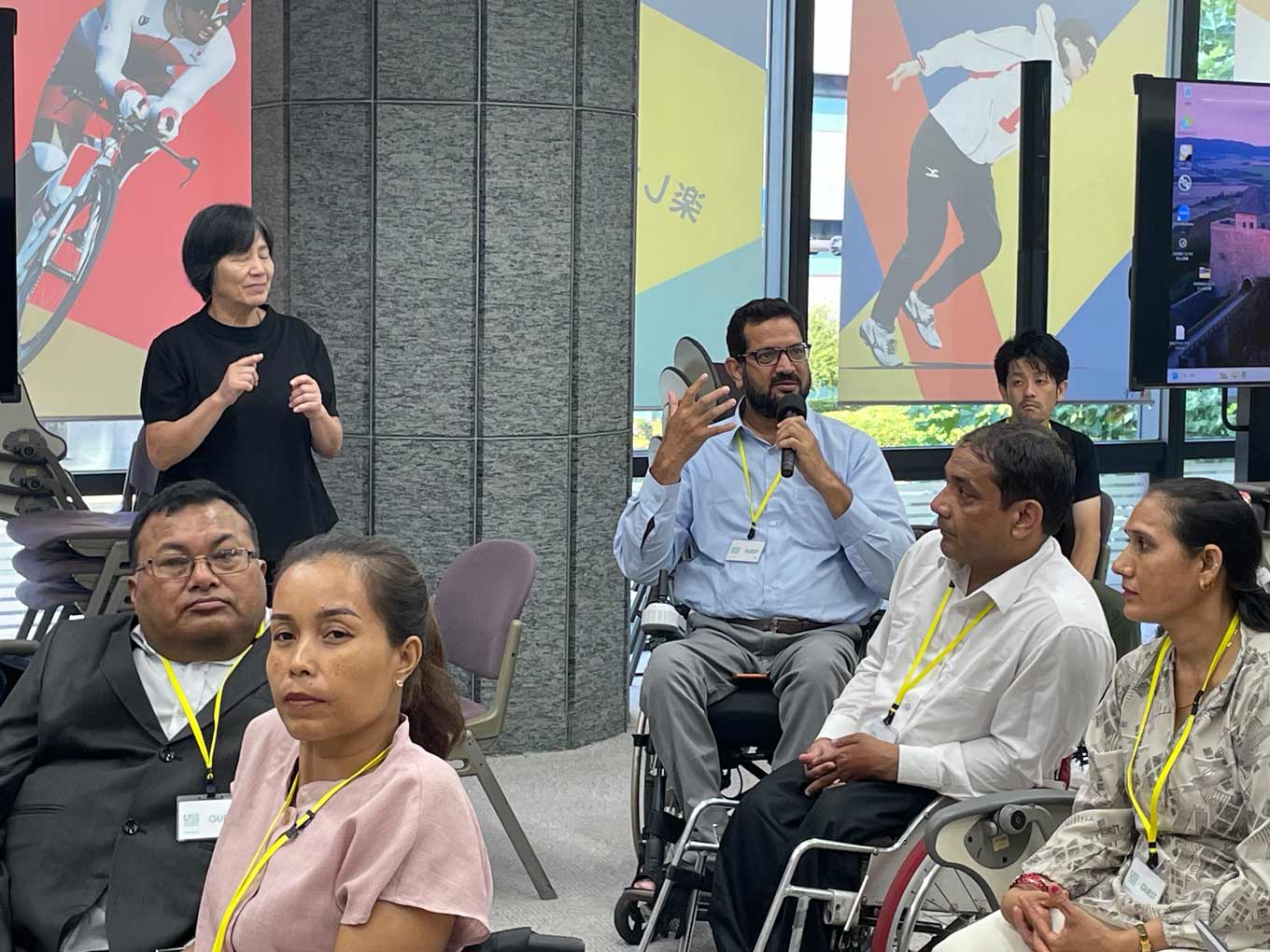 Photo of Ichiro Kabasawa speaking to the visitors