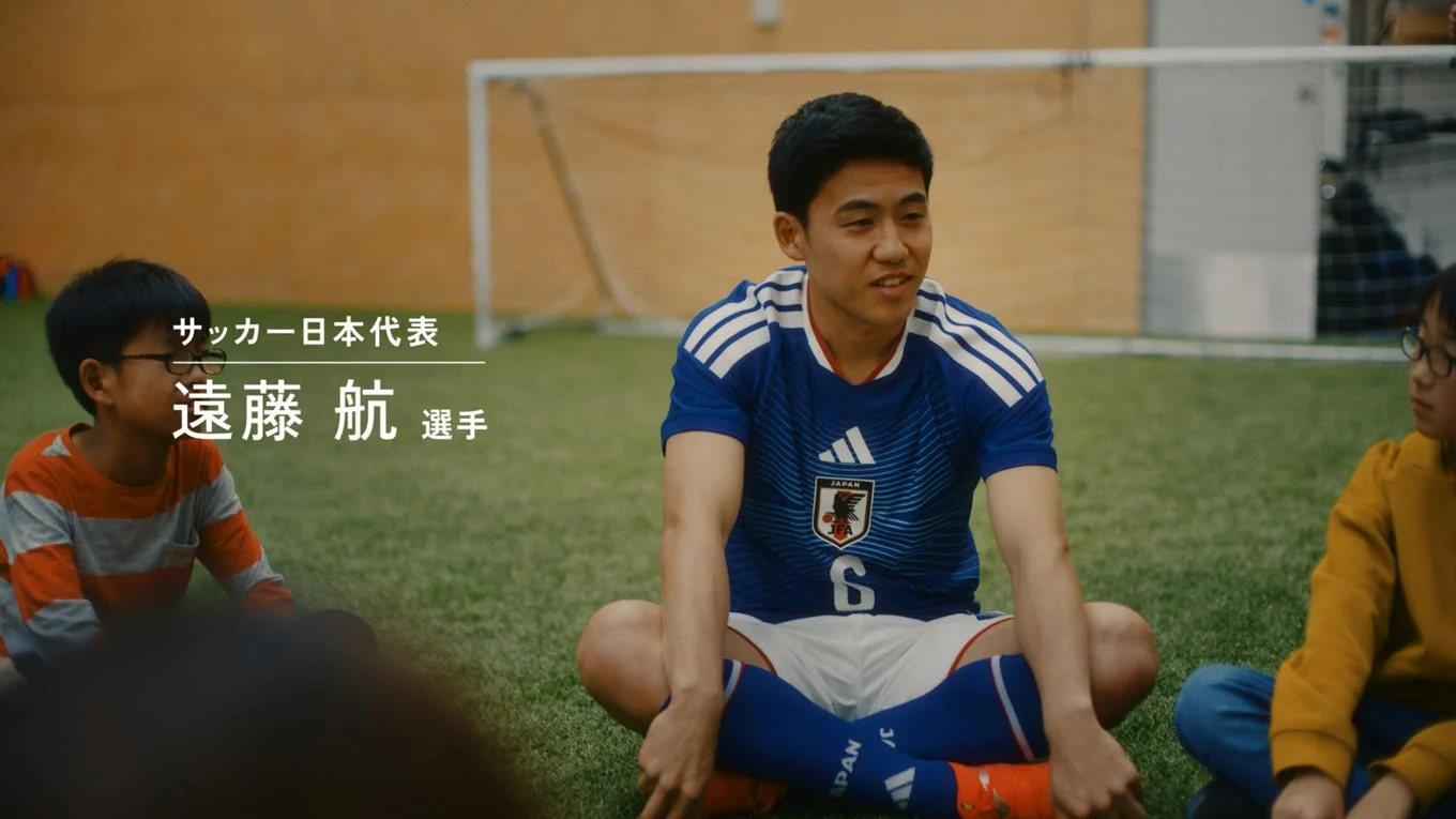 Screenshot of the TV commercial, with “Japan national soccer team captain Wataru Endo” written in the center.