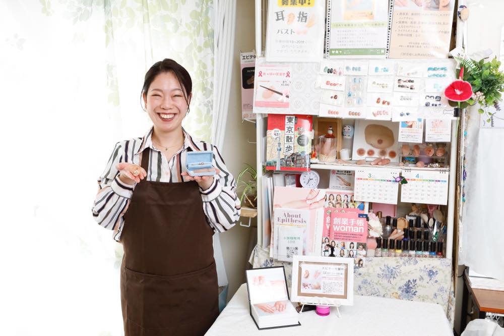 Masami Tamura, holding epitheses in the counselling room