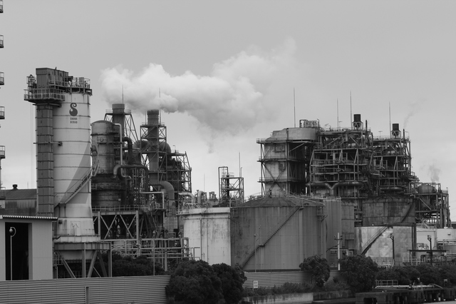 Photo (image):Industrial district with smoke pouring out of chimneys