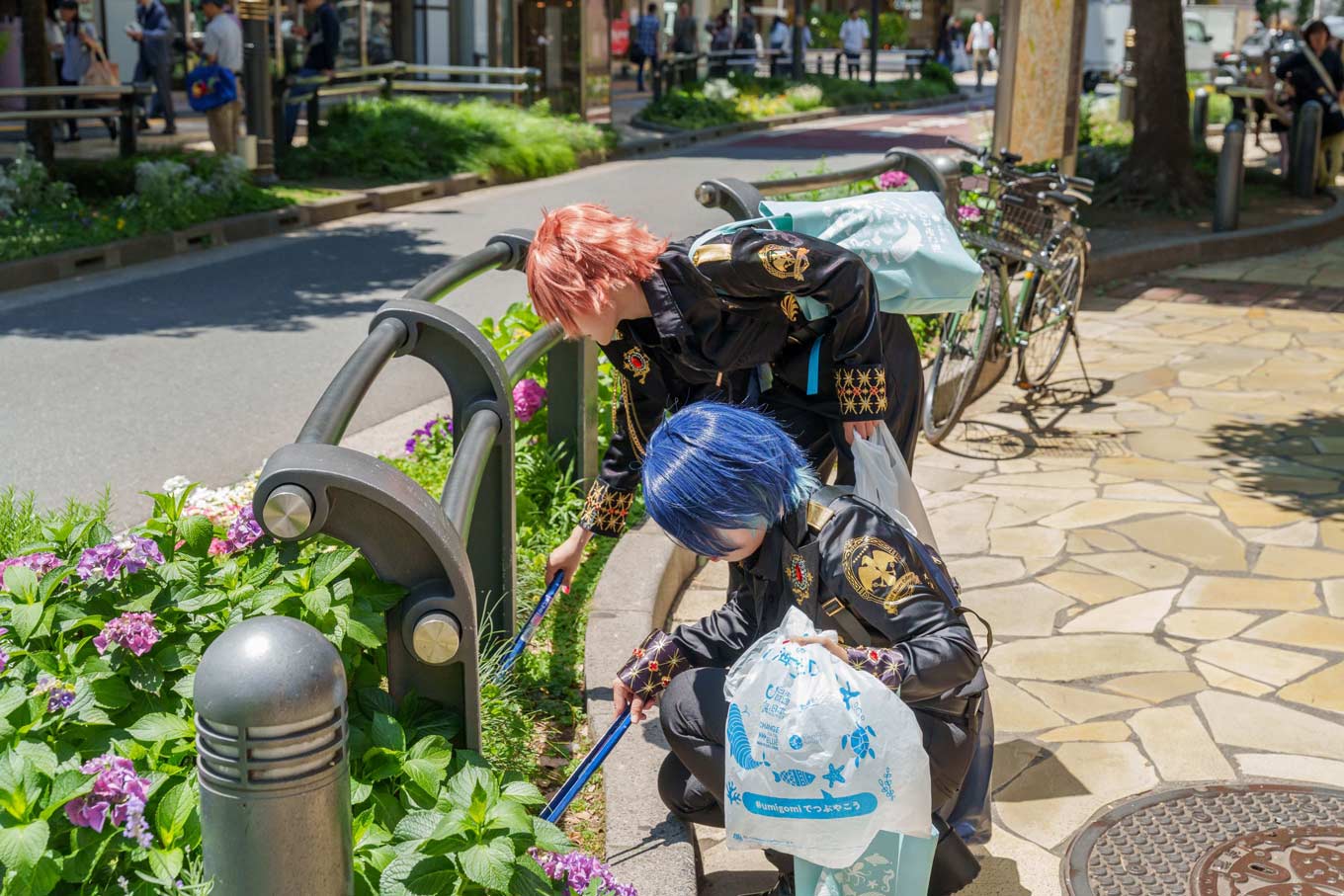 Photo of cosplayers picking up trash