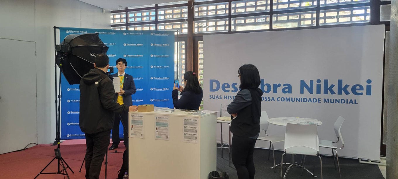 Visitors at the Discover Nikkei booth in São Paulo participate in interviews and community storytelling activities during the COPANI conference.