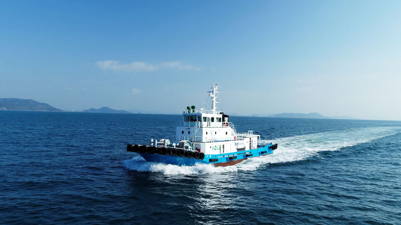 Photo of a tugboat equipped with hydrogen dual-fueled engines