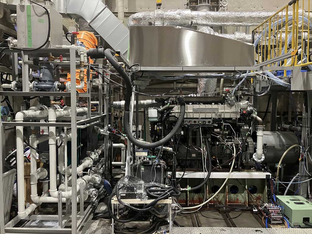 Photo of a 6-cylinder hydrogen engine and testing bench
