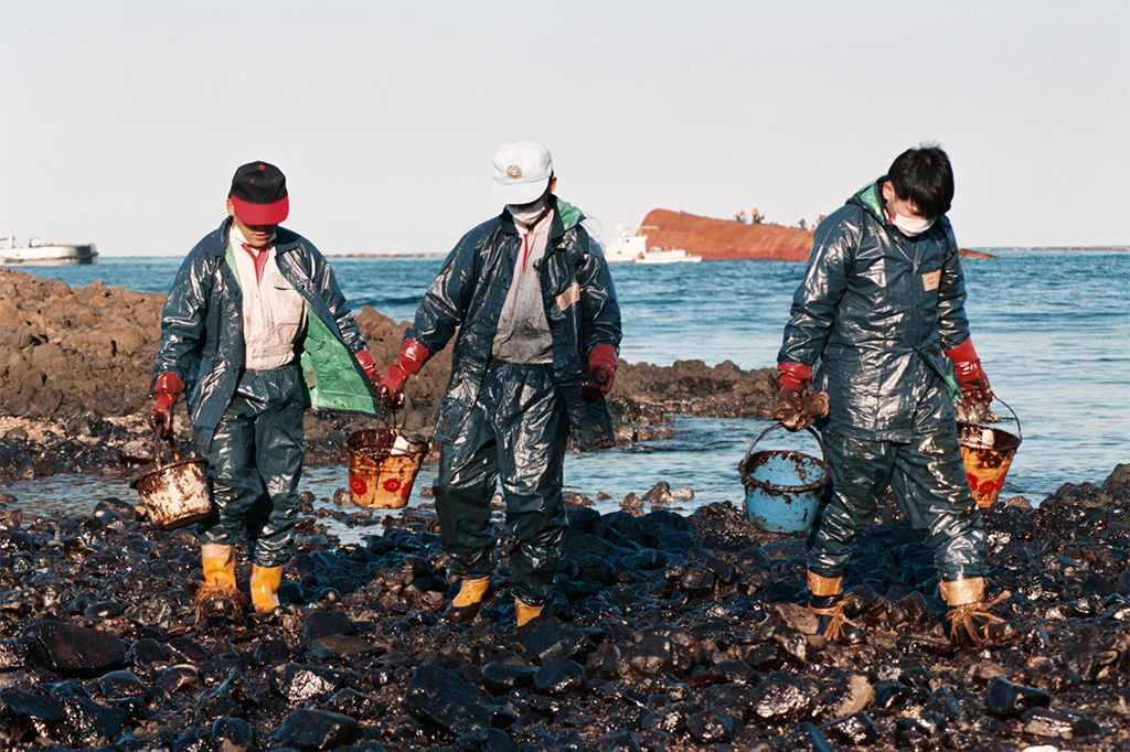 Photo of oil spill cleanup activity