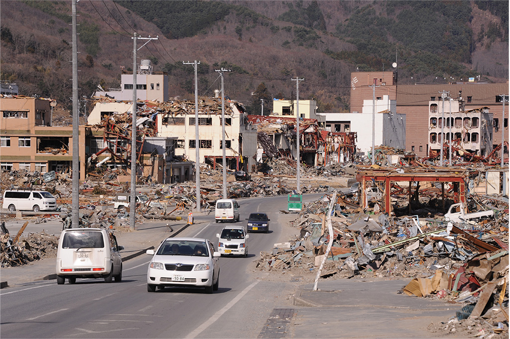 Photo of volunteers engaged in relief activitiy in area damaged by Great East Japan Earthquake