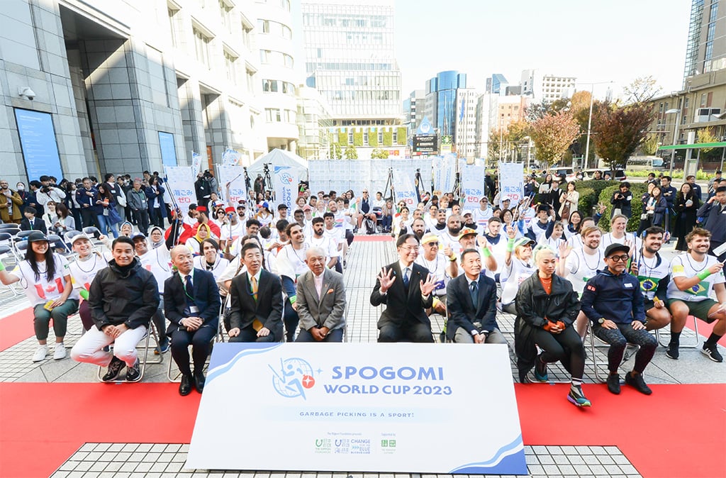 Group photo of 21 national champion teams, hosts, ambassadors, and other related individuals